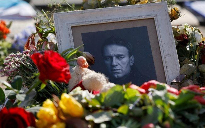 Memorial dedicado a Alexei Navalny em frente à embaixada da Rússia em Berlim, Alemanha, em 19 de março de 2024