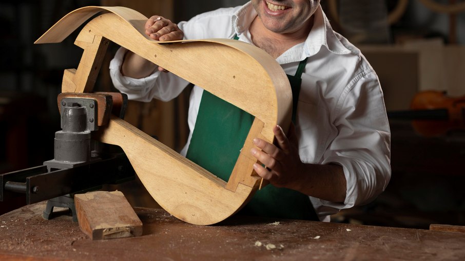 Um luthier, além da produção, faz a manutenção, afinação e o ensino