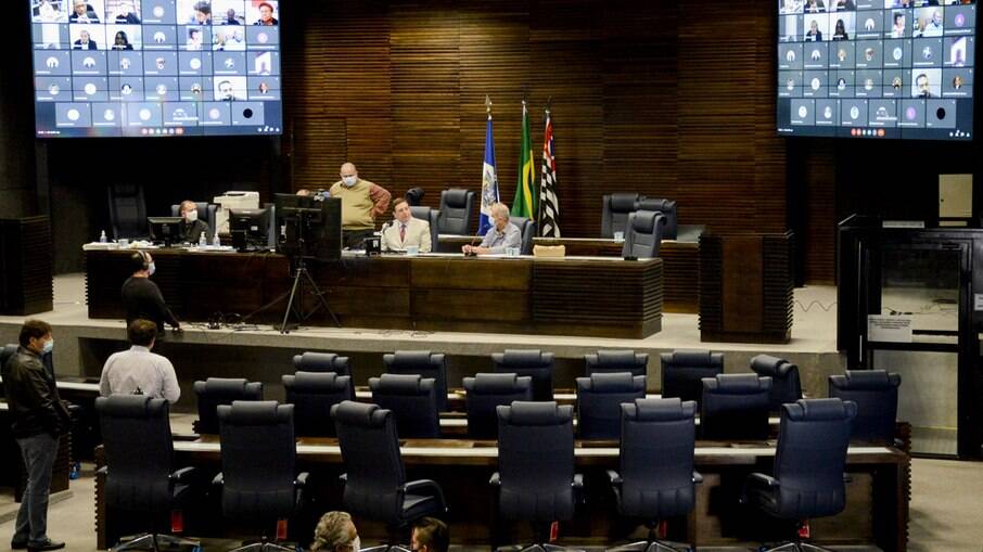 O Projeto que cria o serviço público de Loteria no Município foi aprovado com votos 21 sim, 8 não e 3 abstenções. O Projeto que cria o serviço público de Loteria no Município foi aprovado com votos 21 sim, 8 não e 3 abstenções.