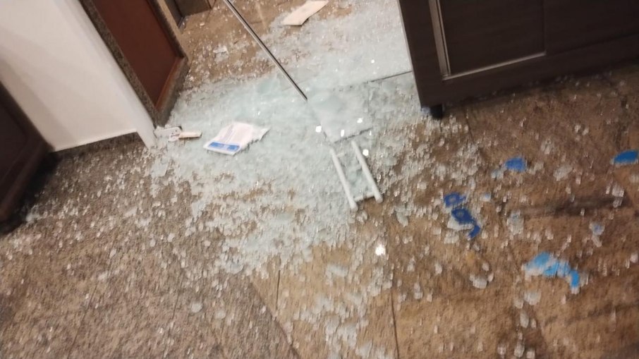 Vidro do refeitório do hotel atingido por disparos de arma de fogo. Vidro do refeitório do hotel atingido por disparos de arma de fogo.
