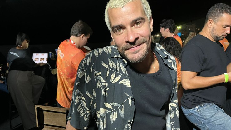 Thiago Martins vive Carnaval intenso e confirma: "Estou solteiro"