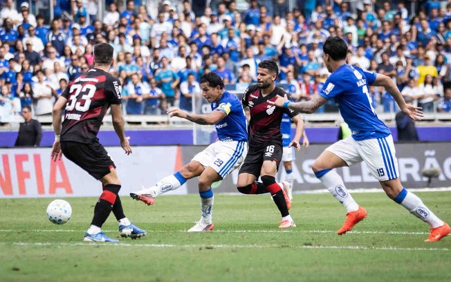 Cruzeiro vence Athletico-PR e assume liderança do returno do Brasileirão Cruzeiro vence Athletico-PR e assume liderança do returno do Brasileirão