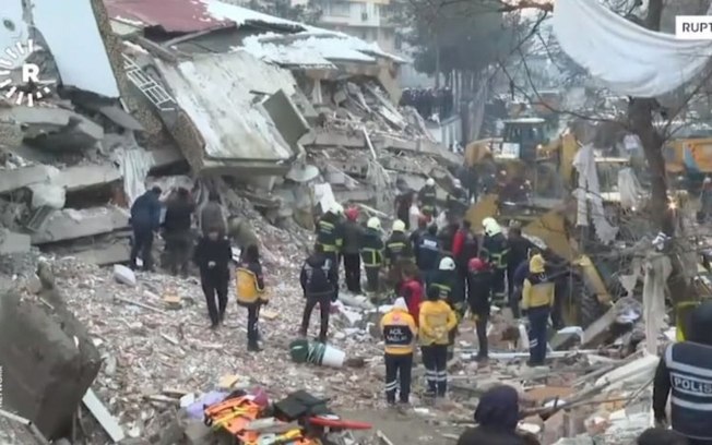 Prédio com 14 jogadoras de time de vôlei desaba por conta de terremoto na Túrquia