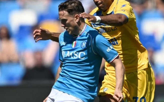 Zielinski (de azul), do Napoli) luta pela bola com Cheddira, que fez os gols do Frosinone neste 2 a 2