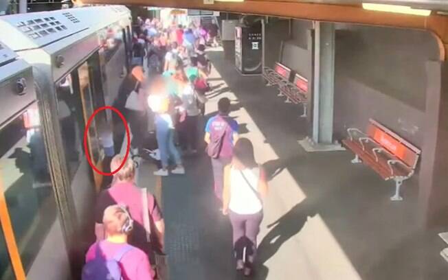 Criança cai no vão entre trem e plataforma na Austrália