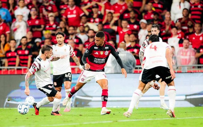 Pedro tenta dominar a bola e recebe a marcação de Pirez
