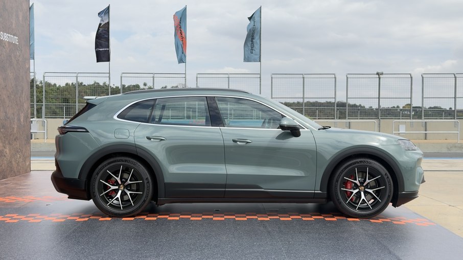 Cayenne Electric cresceu no entre-eixos e oferece mais espaço interno que o modelo com motor a combustão