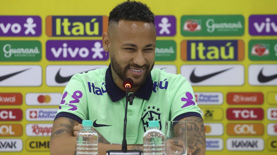 Neymar concedeu entrevista coletiva antes da partida contra a Bolívia