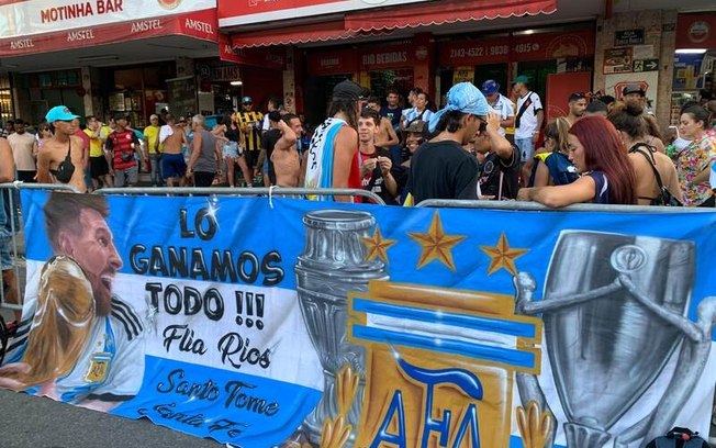 As faixas provocativas da torcida argentina são a marca registrada dos hermanos 