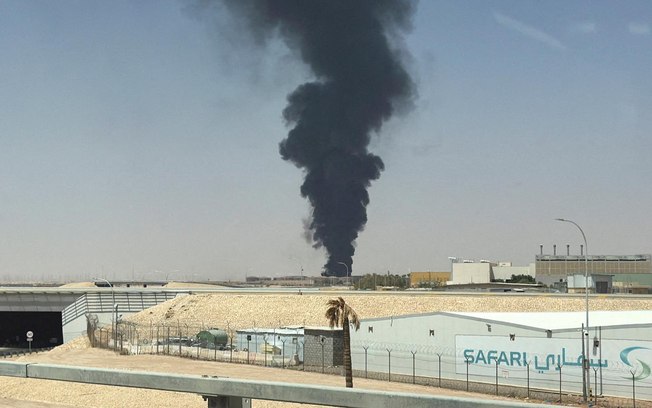 Uma grande coluna de fumaça foi vista nas proximidades do principal aeroporto de Riad