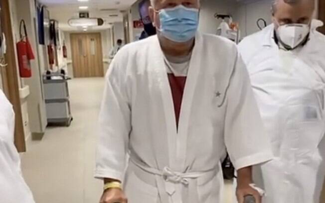 Zico publica vídeo dando primeiros passos após cirurgia no quadril: 'Está tudo correndo bem'