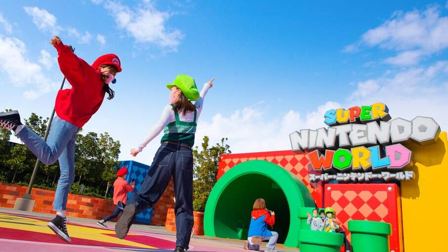 Ao chegar, os visitantes devem entrar no cano verde dos jogos de Mário para serem transportados os cenários de cada fase do jogo