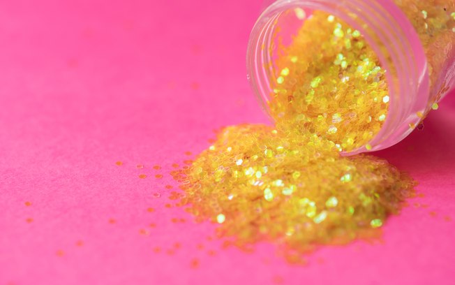 Teoria da ‘conspiração do glitter’ questiona produção e utilização do item