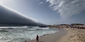 Nuvem‑rolo impressiona banhistas em praias do Norte de Portugal