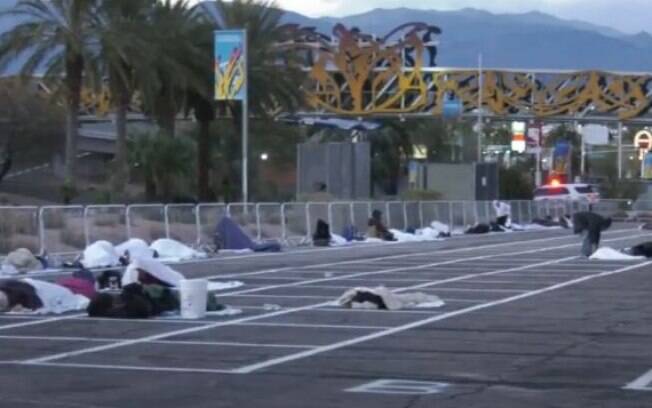 Moradores de rua estão dormindo em estacionamento em Las Vegas Moradores de rua estão dormindo em estacionamento em Las Vegas
