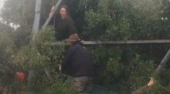 RS: mulher fica 24h segurando poste para ser socorrida; filha morreu