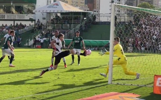 Vegetti abre o placar. Mas ele seria expulso no fim Vegetti abre o placar. Mas ele seria expulso no fim