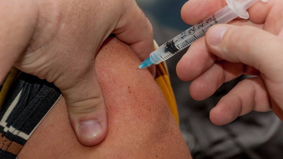 Covid: Vacinas salvaram 20 milhões de vidas em um ano, aponta estudo