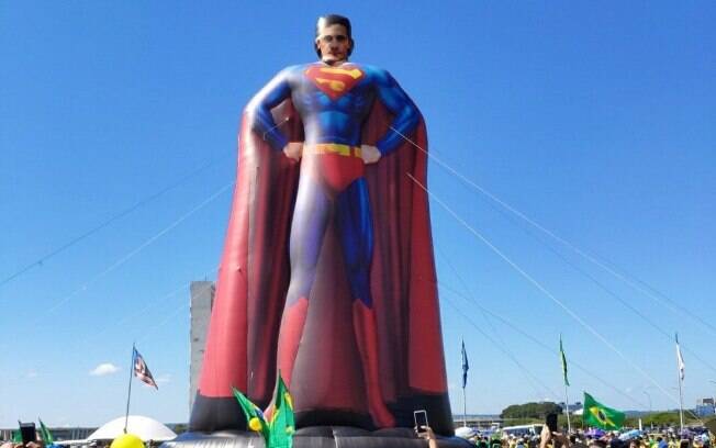 Boneco inflável do Super-Homem com o rosto do ministro Sérgio Moro