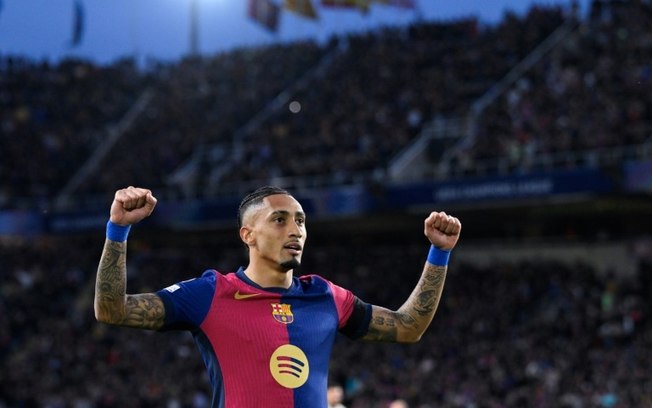 Raphinha comemora após marcar para o Barcelona contra o Benfica, nas oitavas de final da Liga dos Campeões Raphinha comemora após marcar para o Barcelona contra o Benfica, nas oitavas de final da Liga dos Campeões