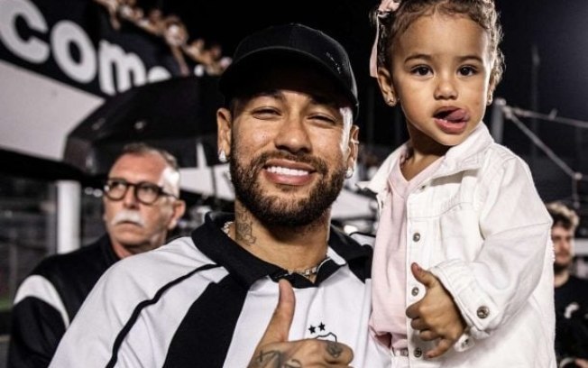 Neymar aparece ao lado da filha, Mavie, cercado por pequenos torcedores antes de Santos x Mirassol