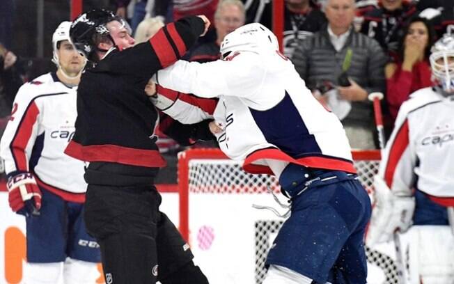 Briga entre atletas do hóquei no gelo, no game 3 dos playoffs da NHL, deixou um desacordado