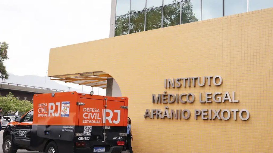 Carro da Defesa Civil chega no Instituto Médico-Legal após o resgate de dezenas de corpos Carro da Defesa Civil chega no Instituto Médico-Legal após o resgate de dezenas de corpos
