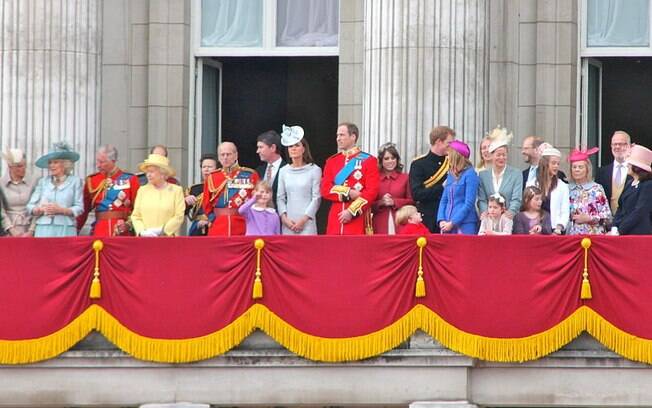 A família real se reúne na sacada do Palácio de Buckingham, em Londres