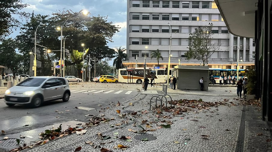 Vendaval forma redemoinho no Centro do Rio e assusta moradores Vendaval forma redemoinho no Centro do Rio e assusta moradores