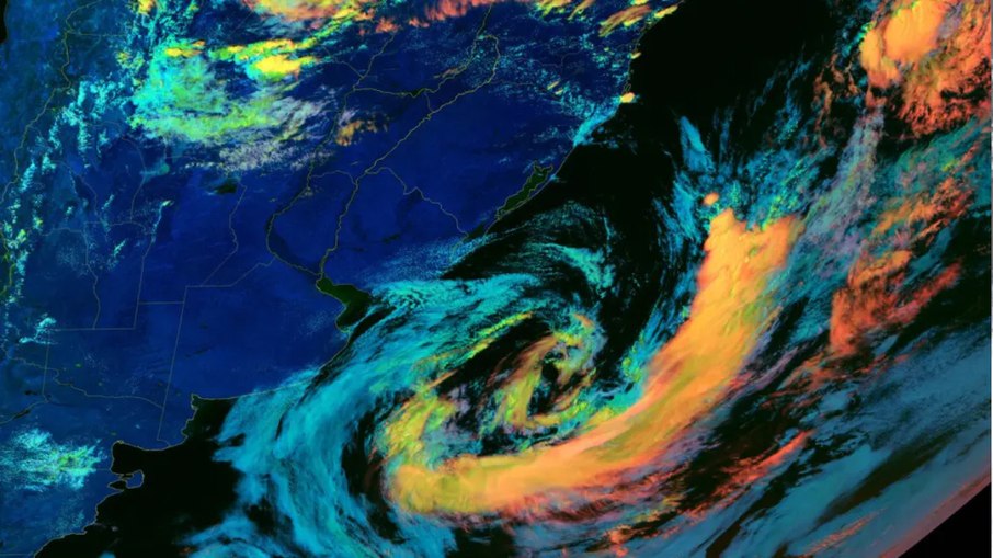 Ciclone extratropical no Atlântico, a leste do Uruguai, no começo de 2025