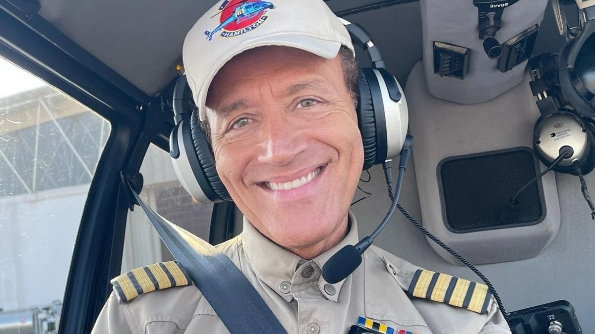 O comandante realiza reportagens em tempo real em seu helicóptero O comandante realiza reportagens em tempo real em seu helicóptero
