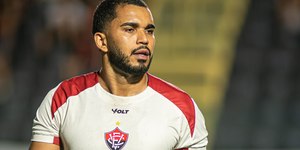 Flamengo domina, mas goleiro do Vitória evita goleada no Maracanã