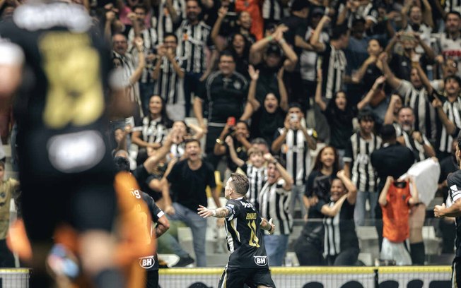 Bernard (à direita) comemora. Ele e Reinier (ao seu lado) marcaram os dois primeiros gols do Galo sobre o City Torque
