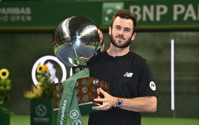 O americano Tommy Paul posa com o troféu após vencer o torneio de Estocolmo contra o búlgaro Grigor Dimitrov, no dia 20 de outubro de 2024