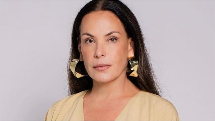 Aos 56 anos, Carolina Ferraz exibe curvas ao posa de maiô: "Espetáculo"