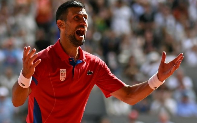 Novak Djokovic comemora a vitória na final do tênis massculino nos Jogos Olímpicos de Paris neste domingo