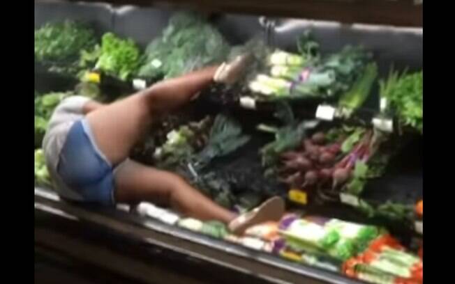 Com medo da polícia, a mulher resolveu se esconder na sessão de vegetais do supermercado