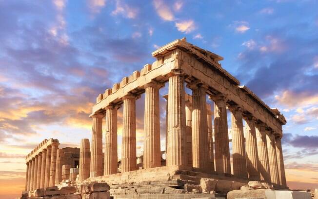 Em Atenas, você pode encontrar o Acrópole, símbolo da capital grega, Patrimônio Mundial tombado pela Unesco e um dos pontos turísticos mais clássicos da Grécia, que é um dos  países do mundo que não exigem visto dos brasileiros