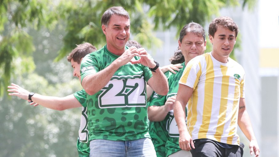 Candidato a Presidência da República, Flavio Bolsonaro (PL), ao lado de seus apoiadores durante o Candidato a Presidência da República, Flavio Bolsonaro (PL), ao lado de seus apoiadores durante o