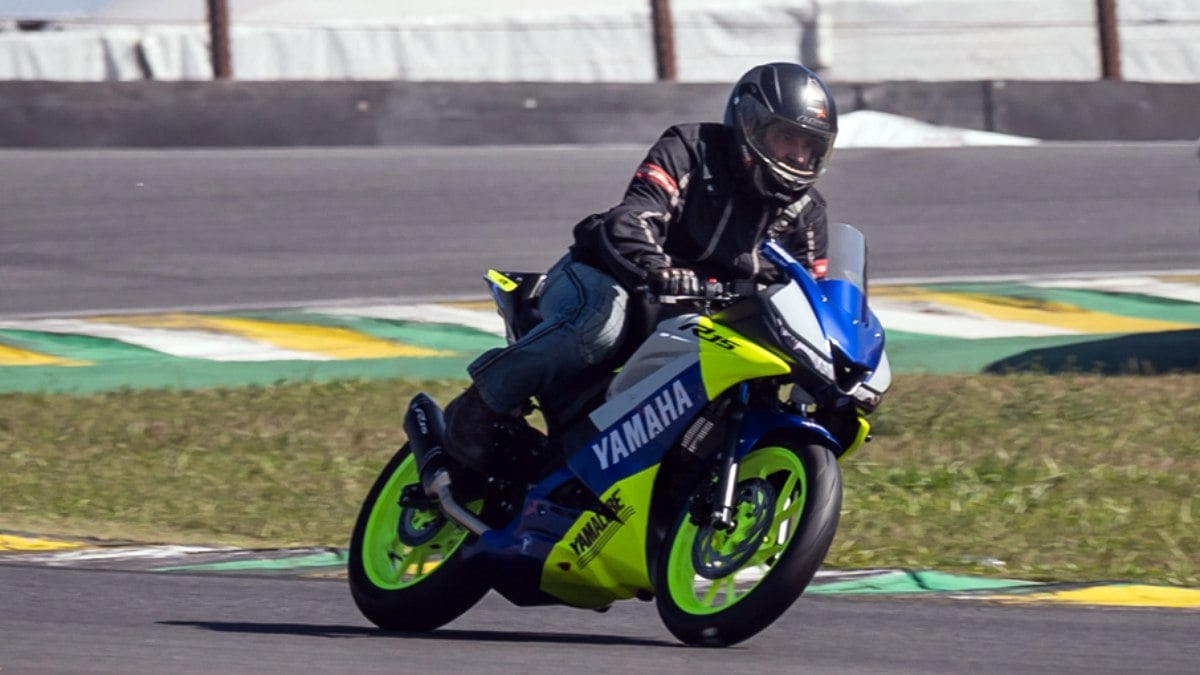 Yamaha YZF-R15 surpreende pelo custo-benefício e terá até campeonato