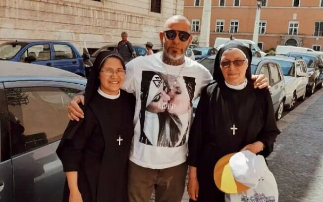 Henrique Fogaça usando camiseta polêmica ao lado de duas freiras do Vaticano