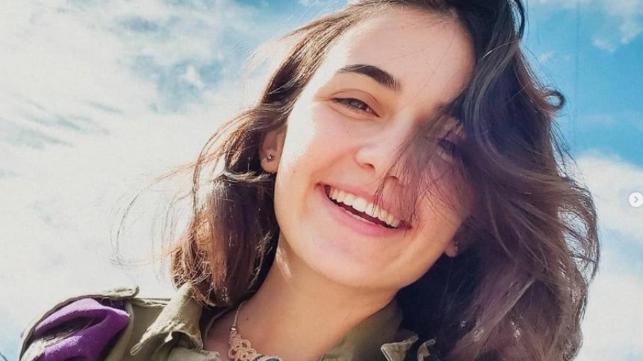 Selfie de Adi Baruch, soldada morta durante a guerra Espadas de Ferro, tirada horas antes de sua morte.