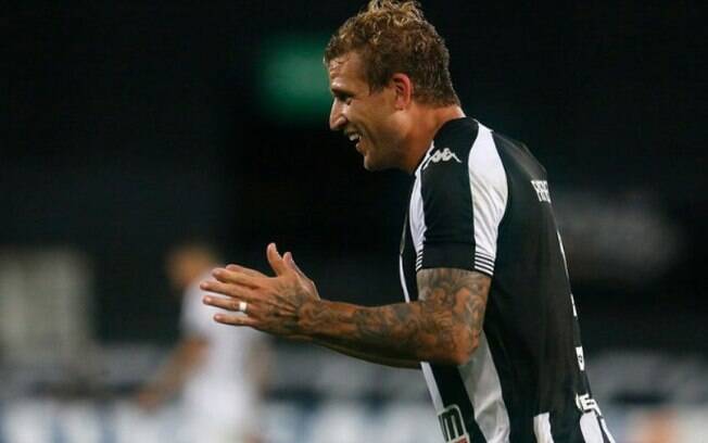 Em rede social, Rafael Moura expõe gratidão ao Botafogo e celebra título: ‘Orgulho em fazer parte’