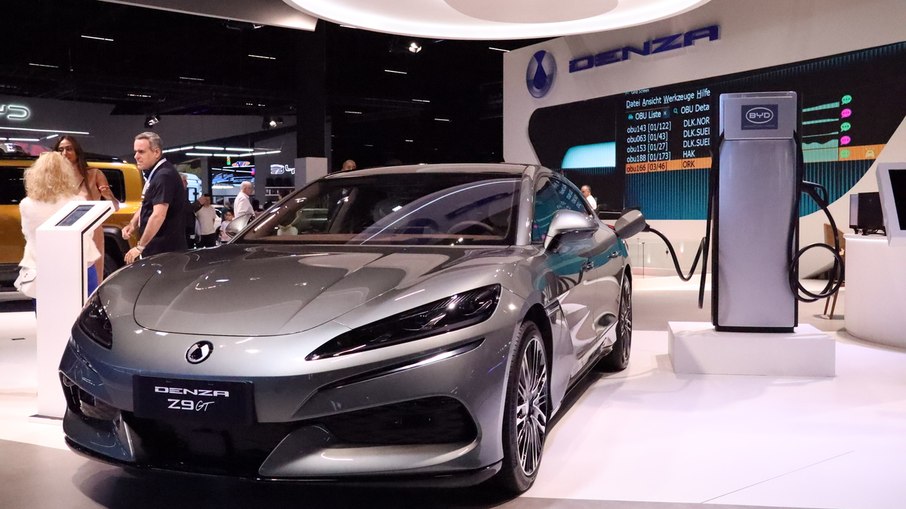 Denza Z9 GT no estande da marca no Salão do Automóvel de 2025