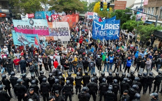 Vista aérea de uma mobilização de movimentos sociais barrada por forças de segurança em seu caminho rumo ao Palácio de Olivos, residência presidencial, em protesto contra as reformas e cortes propostos pelo presidente Javier Milei contra os setores mais vulneráveis da sociedade, em Olivos, província de Buenos Aires, em 7 de maio de 2024