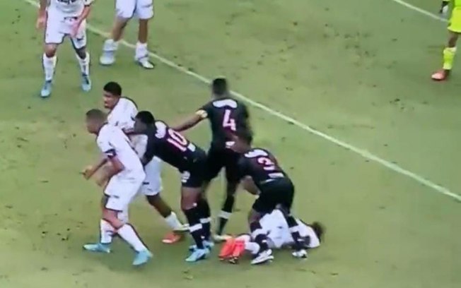 Vitor Reis, do Palmeiras sub-17, sofreu pancada na cabeça e desmaiou em campo