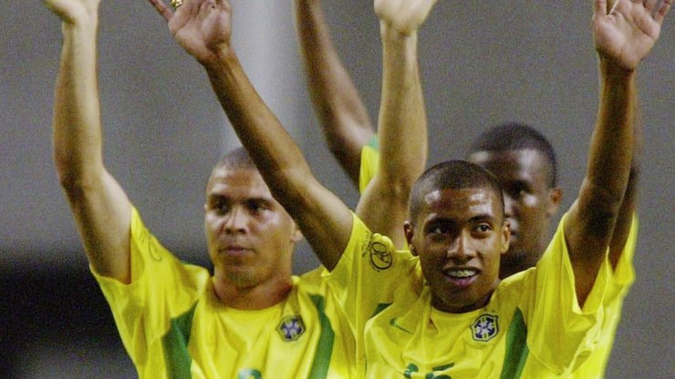 Campeão do penta em 2002 é internado após sentir dores no peito