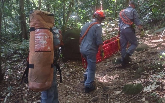 Turista sofre acidente na Cachoeira do Mancha, em Caraguatatuba Turista sofre acidente na Cachoeira do Mancha, em Caraguatatuba