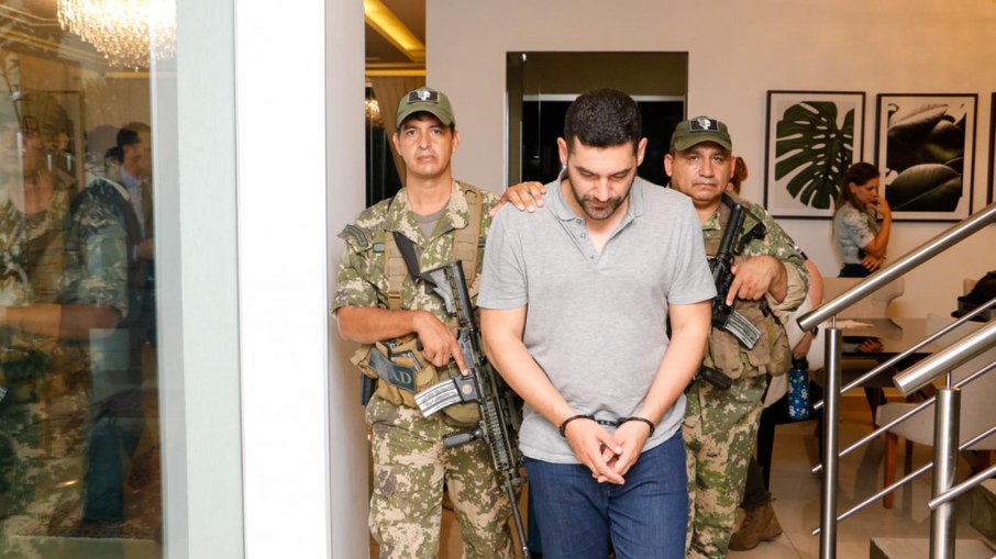 Rodrigo Alvarenga Paredes é conduzido por agentes da Senad Rodrigo Alvarenga Paredes é conduzido por agentes da Senad