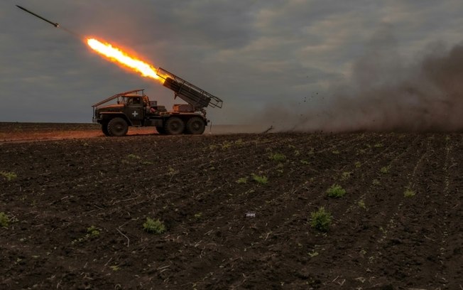 Militares disparam foguetes BM-21 'Grad' contra posições russas, na região de Kharkiv, em 15 de maio de 2024